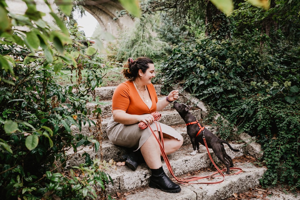 seance photo jeune femme avec son chien - photographe chartres - photographe des femmes - animal de compagnie - amour inconditionnel