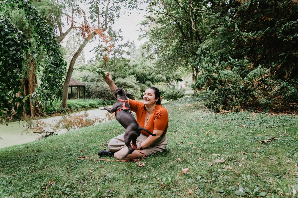 s'amuser avec son chien pendant un shooting photo - photographe des moments heureux - verneuil sur avre - chartres - dreux - senonches - 28 - 27