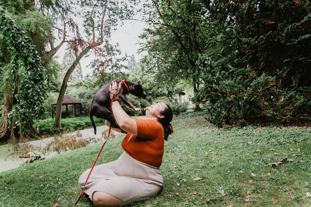 partager des souvenirs avec son chien - animal domestique - bébé chien en séance photo - photographe des gens heureux - shooting photo pour les femmes