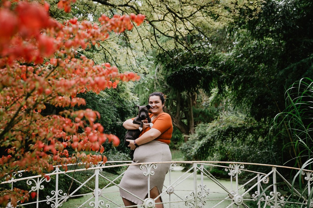 jeune femme avec son chien - faire une seance photo avec son animal de compagnnie dans un parc - photographe eure et loir - verneuil sur avre